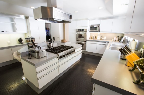 for sale u002639jeopardyu002639 host alex trebeku002639s former home zillow blog for sale jeopardy host alex trebeks former home 589x392 Alex Trebeks former kitchen db8349 589x392 For Sale: ‘Jeopardy!’ Host Alex Trebek’s Former Home