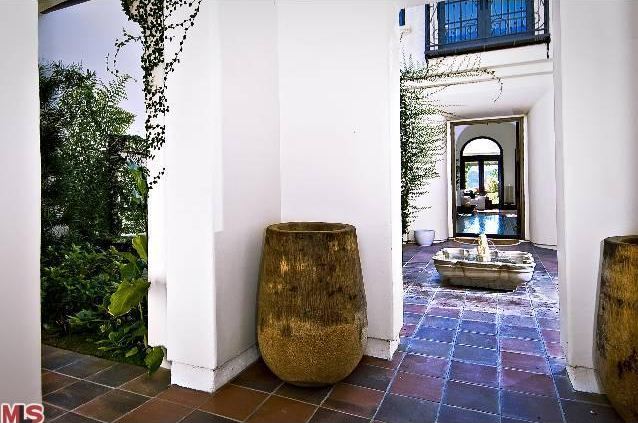 Justin Beibers home entry
