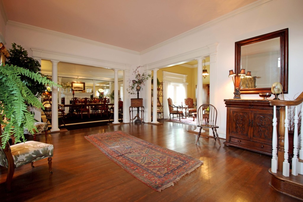 Magnolia foyer