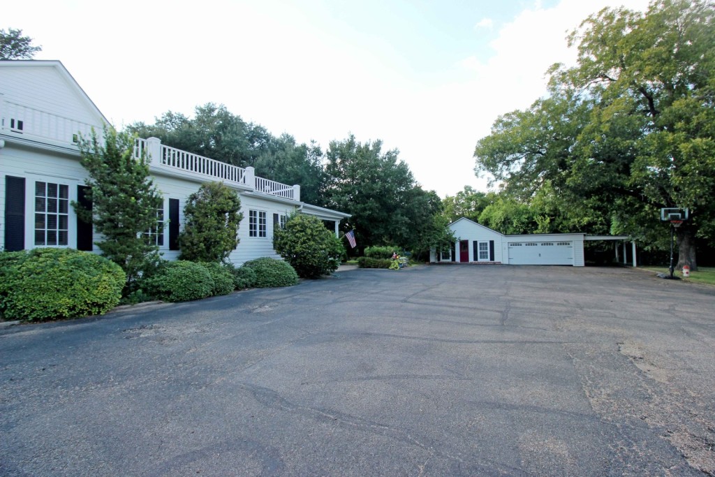 Magnolia garage