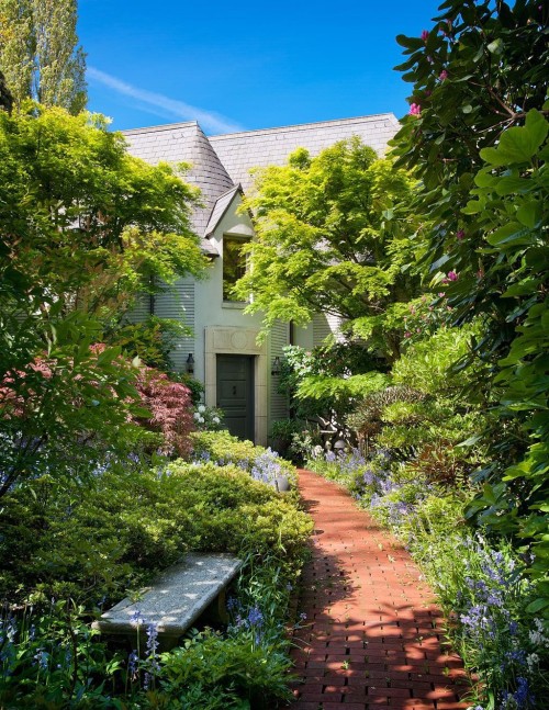 The path to the front door of this home is curved but not meandering. Source: Eduardo Mendoza