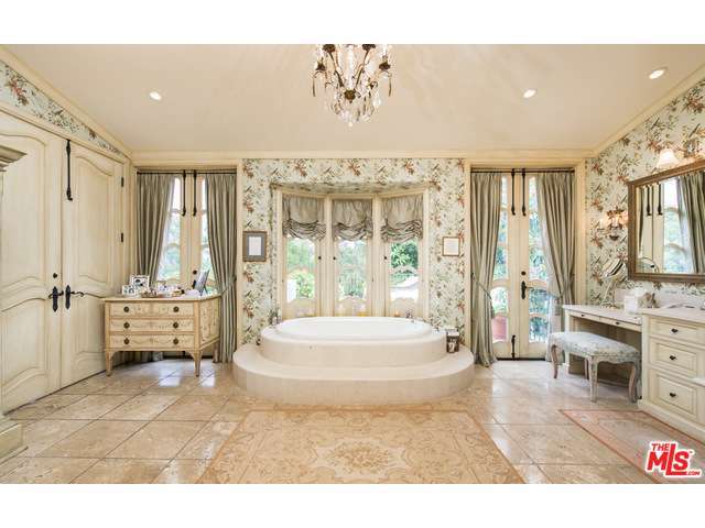 Sharon Osbourne's bathroom