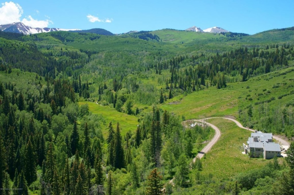 This brand new, well-outfitted mountain retreat was built in 2008 but ...