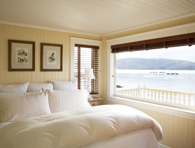 cottage-guest-bedroom-with-coverlet-and-wood-ceiling-i_g-IS5az34tpeq81v0000000000-JROBQ