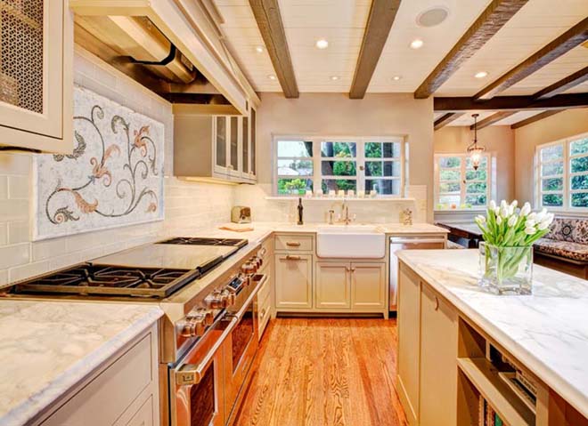 traditional-kitchen-with-breakfast-nook-i_g-IStchq7rbfvuqh0000000000-fz4Q9