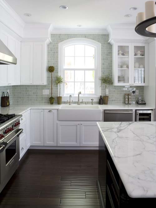 traditional-kitchen-with-crown-molding-white-cabinets-and-carrara-marble-i_g-ISlig7yv31y57x0000000000-Se5jg